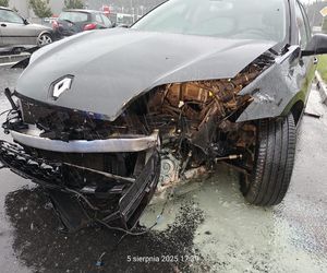 ​Karambol w deszczu przy wyjeździe z galerii handlowej w Lesznie 