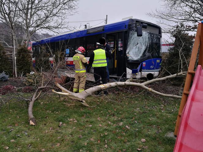 Groźny wypadek w podbydgoskim Niemczu. Autobus zderzył się z osobówką! [ZDJĘCIA]