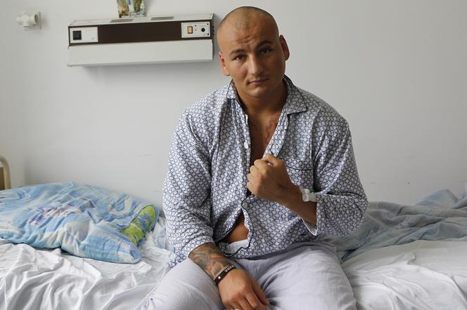 Artur Szpilka na szpitalnym łóżku