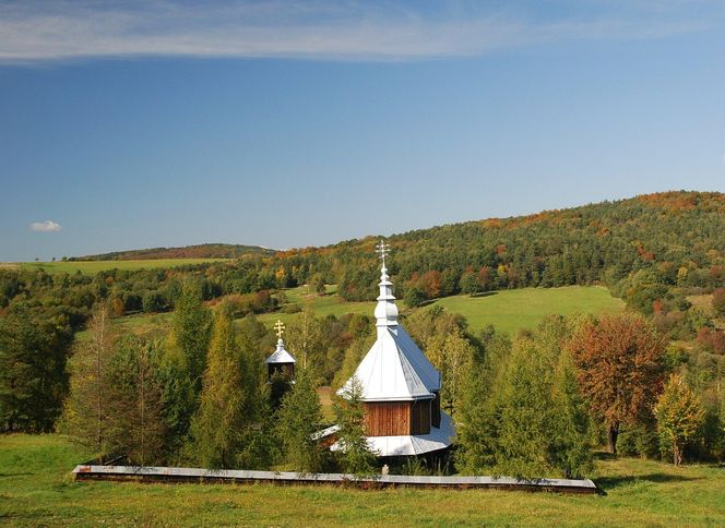 To jedna z najciekawszych wsi w Małopolsce. Kiedyś rozdzielono ją na dwie połowy