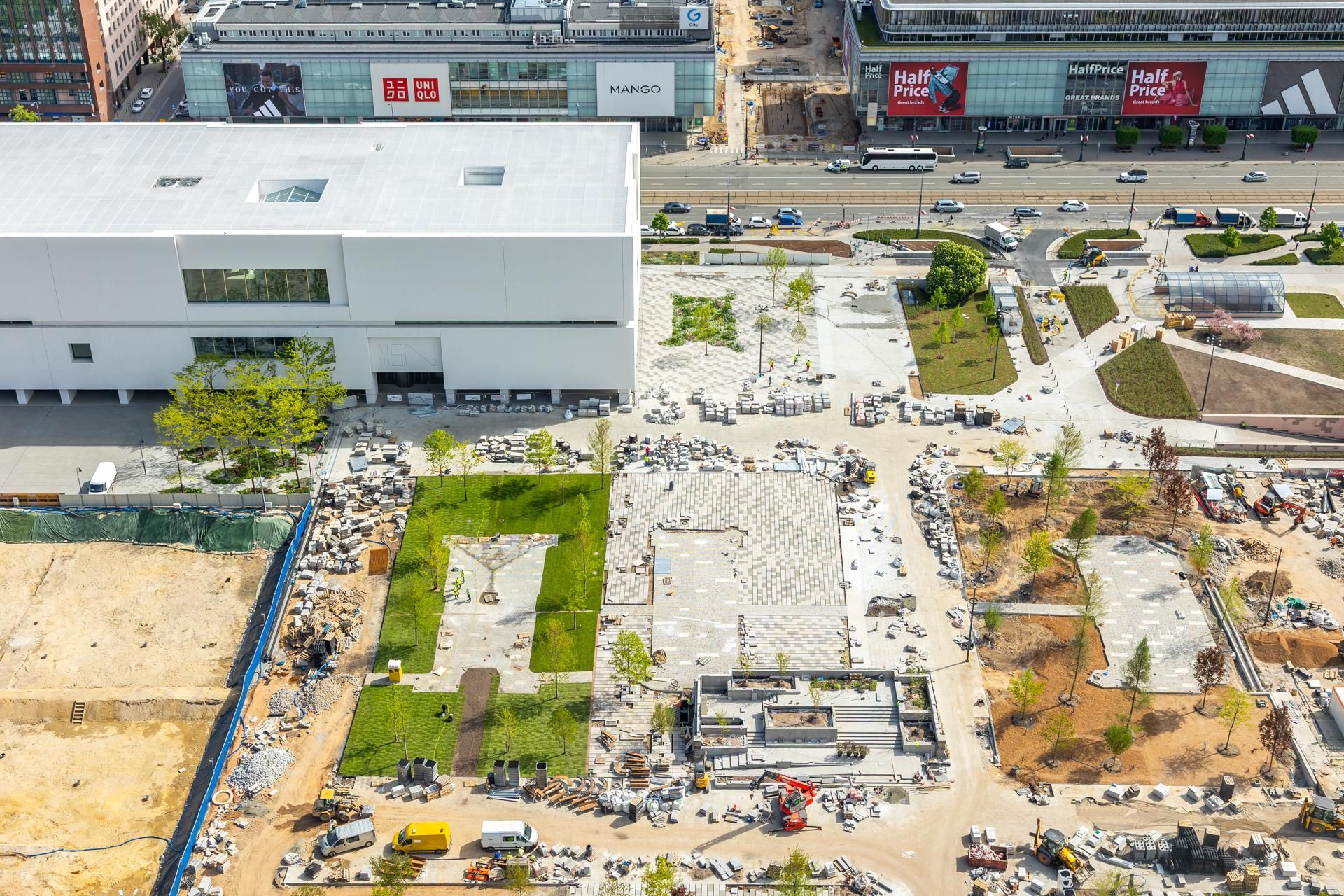 Plac Centralny i Muzeum Sztuki Nowoczesnej w 2025 r.