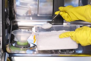 Wsyp 4 czubate łyżki do zmywarki, a brzydki zapach zniknie raz na zawsze. Proszek usunie z niej brud i smród. Czyszczenie zmywarki