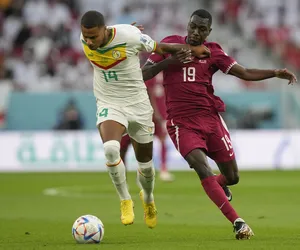 Katar - Senegal WYNIK: Historyczny gol Katarczyków, ale punktów brak. Szalony mecz. Senegal górą, gospodarze mundialu prawie za burtą