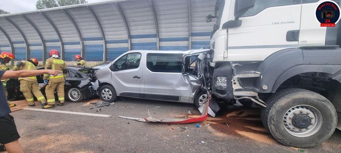 Karambol na S8 w Warszawie. Lądował śmigłowiec LPR. Zderzenie ośmiu pojazdów przed mostem