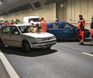 Pożar i dachowanie auta w tunelu POW