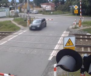 Volvo z dziećmi w środku uwięzione na torach. 17-latka uratowała rodzinę z opresji 