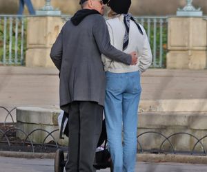 Krzysztof Ibisz z rodziną na spacerze