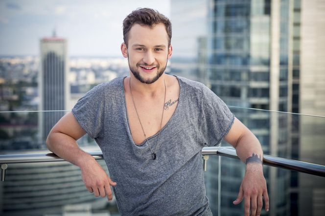 Kim jest Kamil Kuroczko? Przystojny tancerz z jedną z gwiazd "Tańca z Gwiazdami" stworzył parę nie tylko na parkiecie