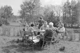 QUIZ PRL. Wypoczynek z paprykarzem pod gruszą: PRL-owski relaks na biwaku