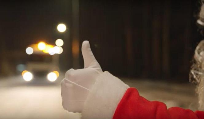 Święty Mikołaj jeździ śmieciarką na stopa. Takie rzeczy tylko w Bydgoszczy