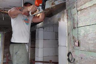 Strażacy z OSP w woj. lubelskim remontują dom pani Barbary, która chce wziąć pod opiekę swoją wnuczkę. ZDJĘCIA