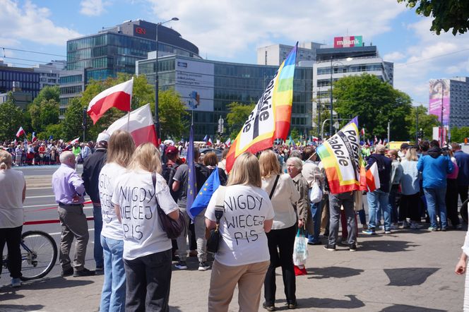 Uczestnicy "Wielkiego Marszu Patriotów" Rafała Trzaskowskiego