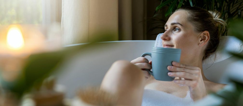 Redukuje cellulit, obrzęki i odchudza. Jak przygotować wyszczuplającą kąpiel?