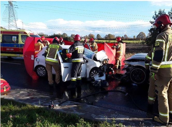 31-latek nie żyje, jego żona leży w szpitalu ze złamaną czaszką. Kierowca mercedesa milczy jak zaklęty