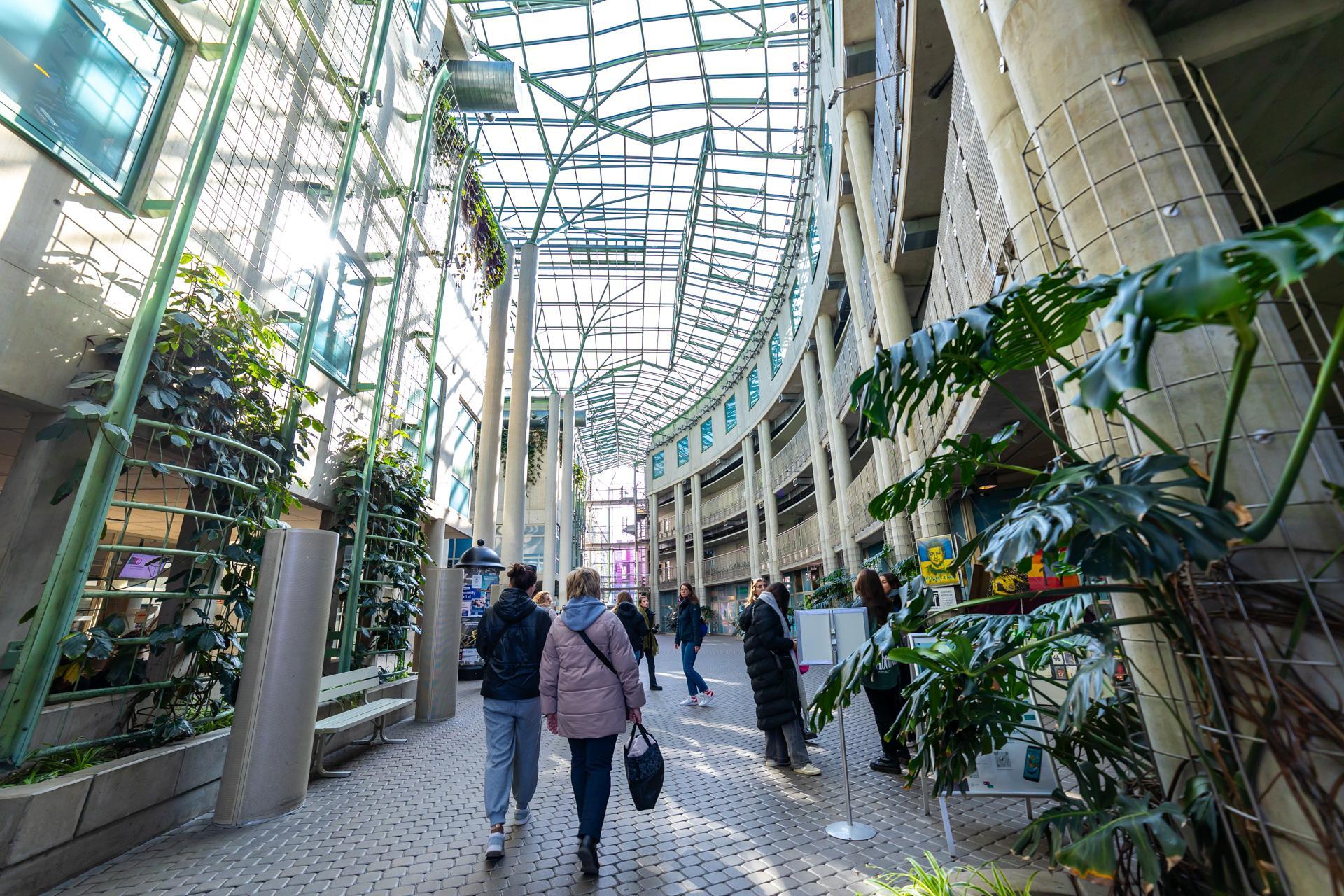 Biblioteka Uniwersytecka w Warszawie - zdjęcia. Zobacz postmodernistyczną ikonę, którą kiedyś uznawano za kicz