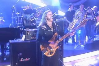 Lemmy zagrał z orkiestrą utwór Motörhead w... brytyjskiej telewizji. To wideo to hit! 