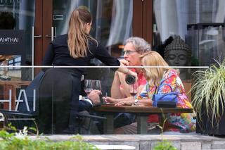 Agata Młynarska popija wino zupą