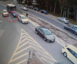 Cudem uniknął śmierci! 13-latek wjechał pod auto na hulajnodze. Przerażające nagranie