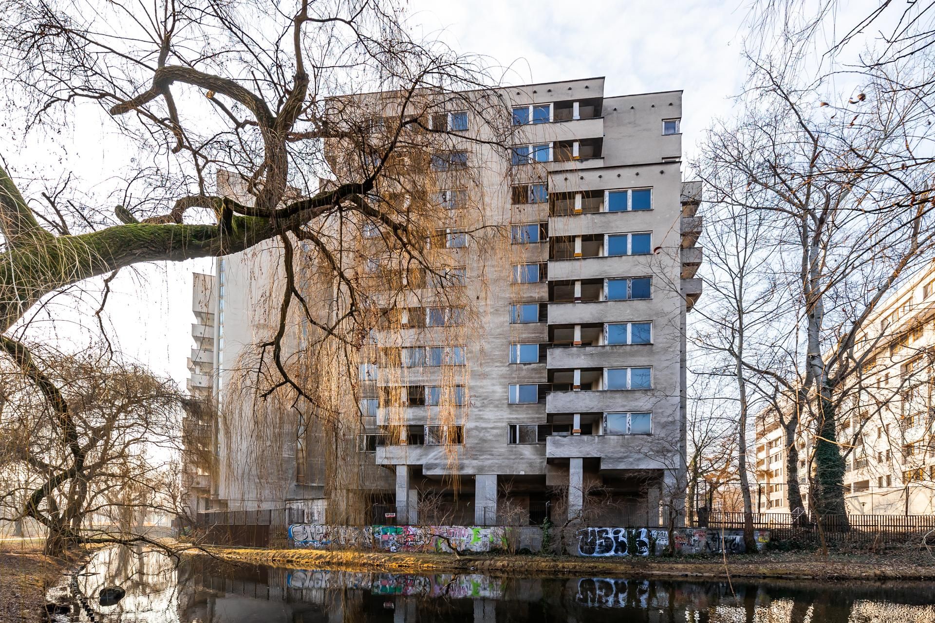 Szpiegowo, blok na Sobieskiego 100 w Warszawie