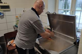 Ksiądz Bar buduje bar mleczny dla potrzebujących