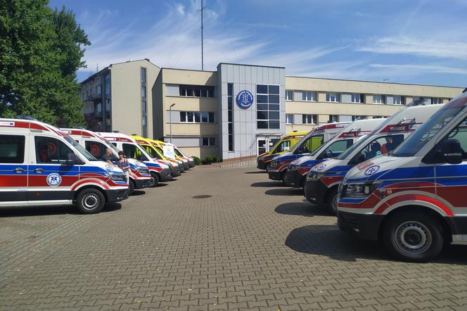 Nowe karetki dla Małopolski. 16 pojazdów przekazanych do szpitali powiatowych