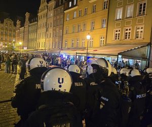 Wrocław. Burdy kibiców na Starym Rynku. Interweniowała policja [ZDJĘCIA].