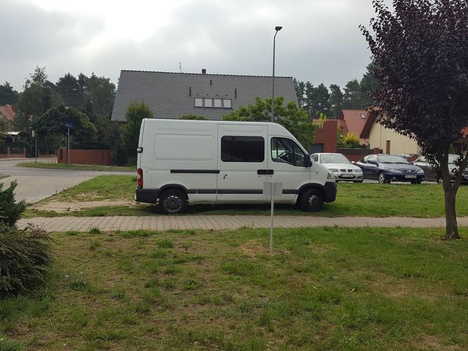 Na osiedlu Rejtana w Lesznie pojawiły się nowe tabliczki – „Zakaz gry w piłkę” 