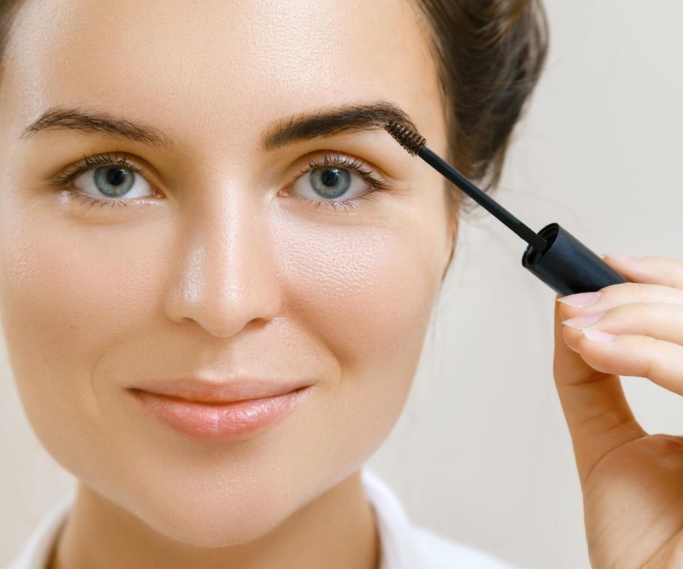 Jak naturalnie przyciemnić brwi? Połącz 2 składniki i odczekaj 15 minut