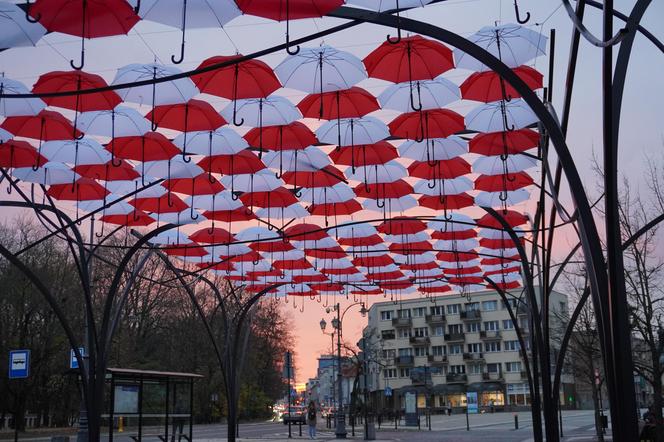 Niepodległościowe parasolki nad Kilińskiego. Zobacz atrakcję Białegostoku w nowej odsłonie [ZDJĘCIA]