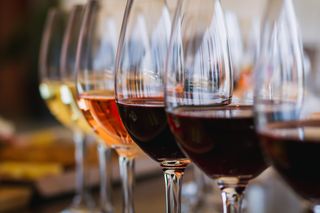 Alkohol a zdrowie mózgu. Badacze: każdy kieliszek wina może zwiększać ryzyko demencji