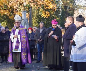 1 listopada na cmentarzu przy ul. Lipowej w Lublinie. Mieszkańcy odwiedzają groby swoich bliskich