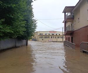 Zagrożenie powodziowe. Głuchołazy. Woda przelała się przez wały. Zalewa miasto