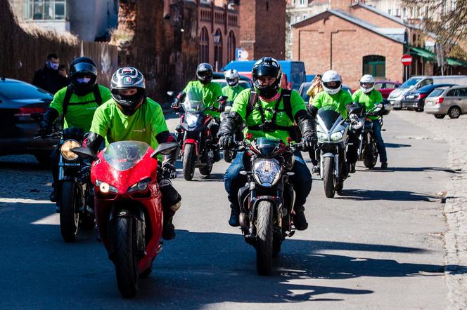 Koronawirus w Trójmieście. Jeżdżą na motorach i pomagają seniorom