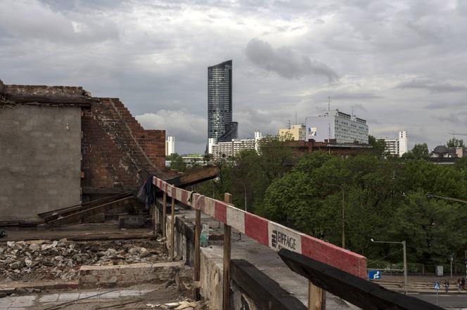 Budynek Angel Care. Widok na wieżowiec Sky Tower