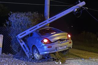Szaleńcy rajd ulicami Wólki Radzymińskiej. Samochód uderzył w dwa słupy energetyczne. Jedna osoba ranna