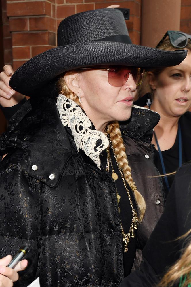 Zaniedbana Madonna biega po paryskich ulicach