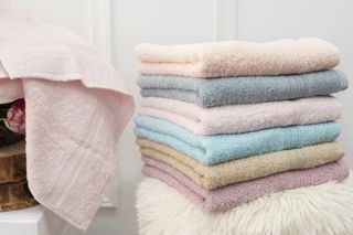 Jak szybko złożyć ręcznik? Proste sprawdzone sposoby na składanie ręczników