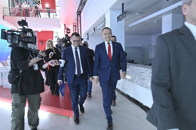 Karol Nawrocki przyjechał do TVP. Symboliczny gest i mocne wsparcie z zaplecza