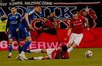 Rafał Mikulec w spotkaniu z Miedzią Legnica nabawił się bardzo groźnie wyglądającej kontuzji. Zawodnik długo opatrywany był na murawie, skąd zabrała do karetka