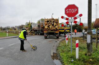 O krok od tragedii w powiecie świeckim. Kierowca ciężarówki wjechał na tory i zderzył się z drezyną! [ZDJĘCIA]