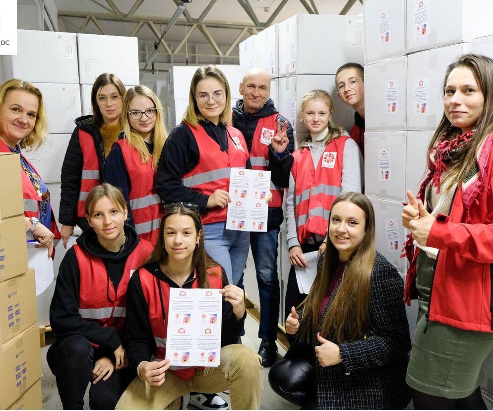 Wolontariusze Caritas AL podczas przygotowywania pakietów porodowych