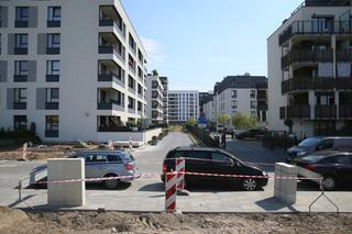 Skrzynka wyrosła na środku chodnika. Absurd w Ursusie