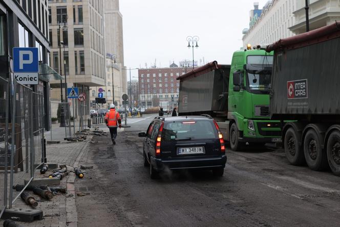 Armagedon w centrum Warszawy. Auta w kolejce do wypisania mandatów! Rozkopują pl. Pięciu Rogów