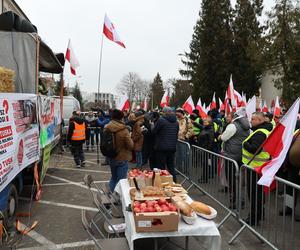 Protest rolników 20 marca przed Lubelskim Urzędem Wojewódzkim w Lublinie