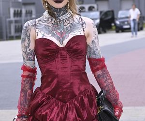 Monika Miller cała na czerwono! Zaszalała z kreacją. Dobrała do niej perły