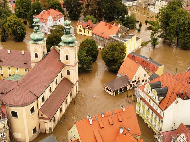 Powódź 2024 w Kłodzku. Miasto tonie, ogrom tragedii widać na zdjęciach z lotu ptaka