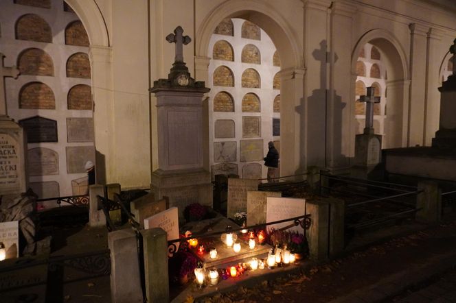 Stare Powązki rozświetlone zniczami 2.11.2024