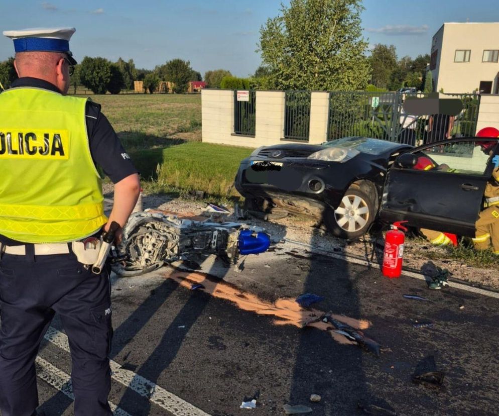 Tragiczny wypadek na Mazowszu. Nie żyją dwie osoby. Osobówka zderzyła się z motocyklem
