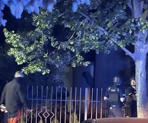 Antyterroryści zatrzymali mężczyznę w Ząbkach. Zabarykadował się w domu