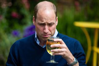 Książę William pije piwo i przegryza frytkami